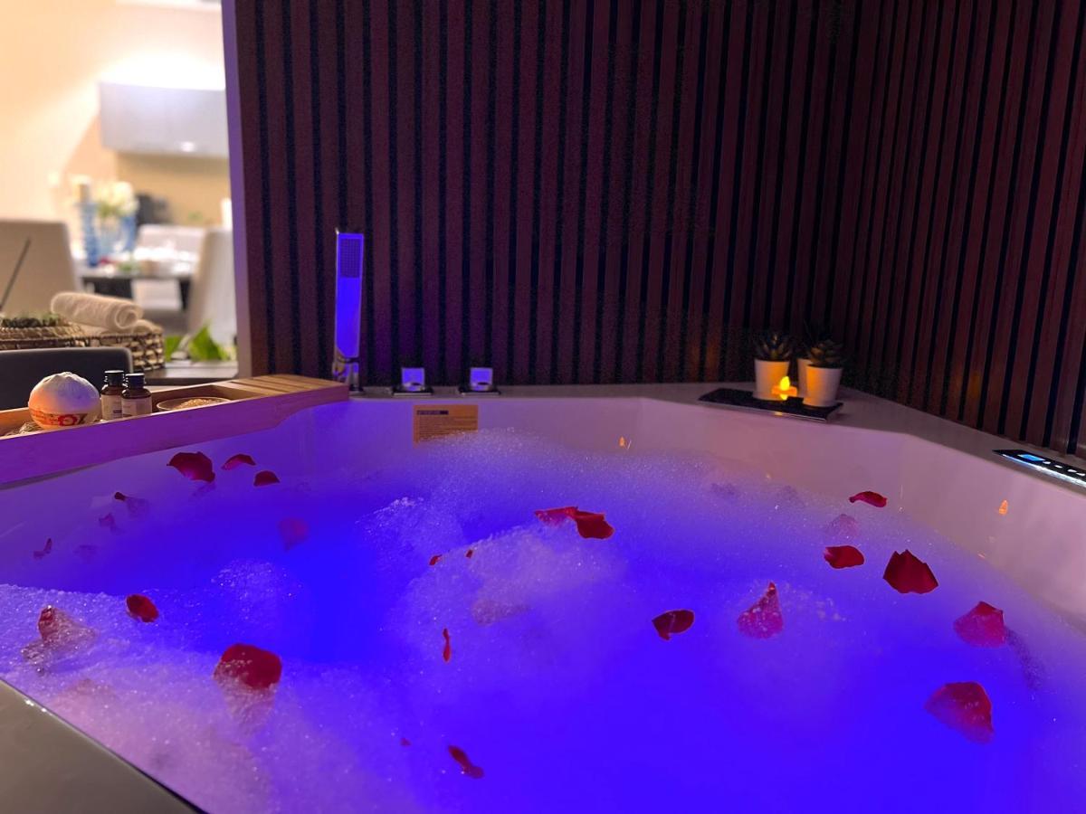 Stylish Apartment With A Jacuzzi Маскат Екстериор снимка